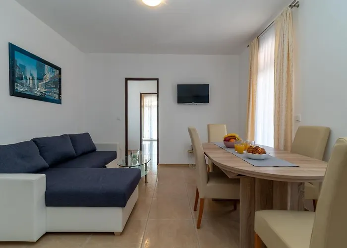 Beachfront Jurica With Balcony 公寓 特罗吉尔