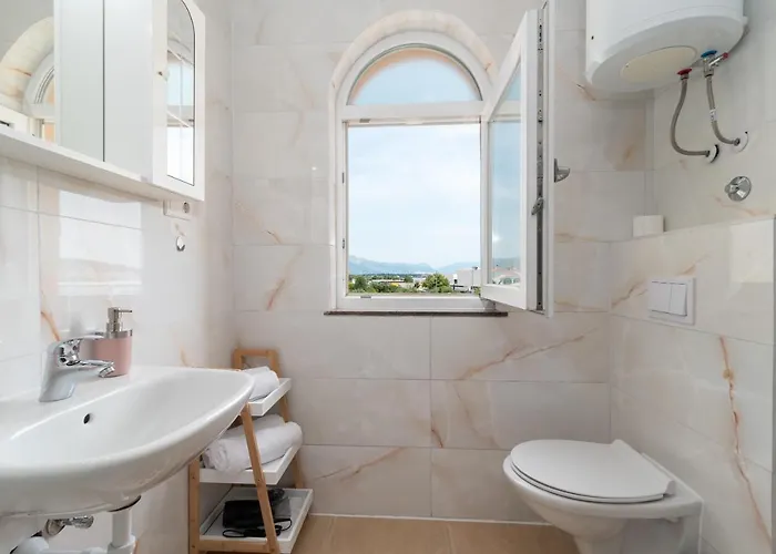 Beachfront Jurica With Balcony 公寓 特罗吉尔