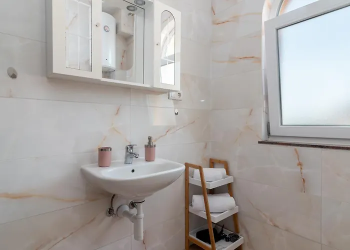 Beachfront Jurica With Balcony 公寓